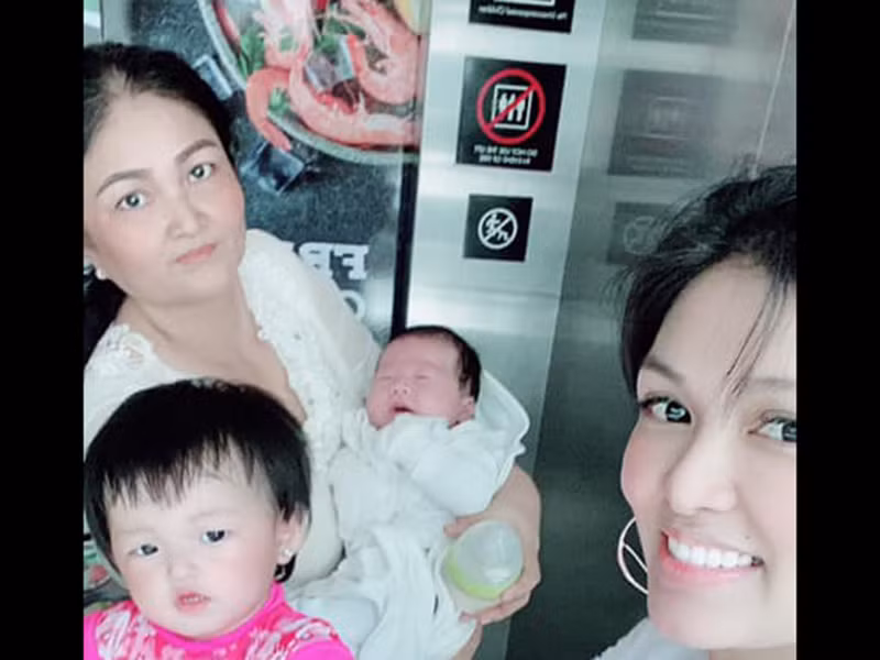 Trong chuyến du lịch gần đây, người đẹp thuê hẳn 4 giúp việc. Vì vậy, chuyến đi không quá vất vả, khó khăn.