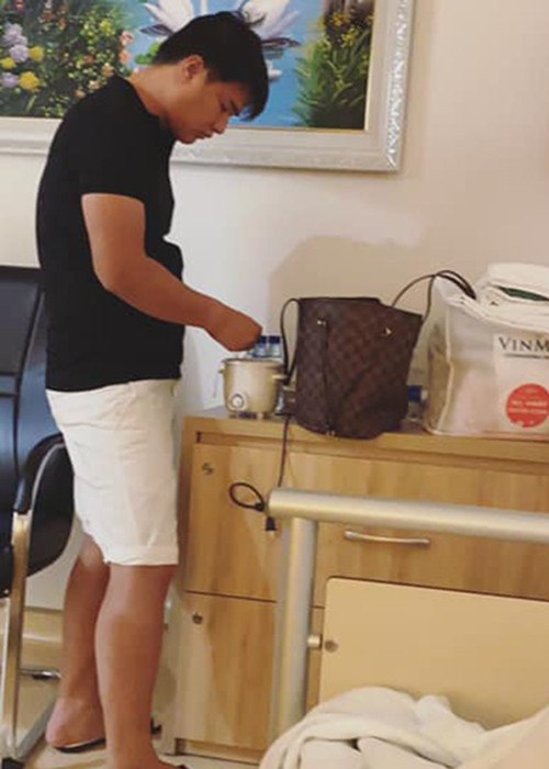 Khi Oanh Yến sinh con thứ 6, bạn trai của cô - Tân Long túc trực ở bệnh viện để chăm sóc hai mẹ con.