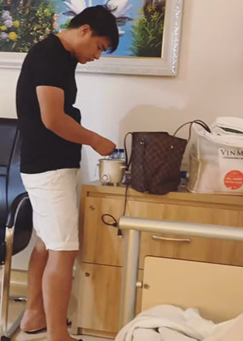 Khi Oanh Yến sinh con thứ 6, bạn trai của cô - Tân Long túc trực ở bệnh viện để chăm sóc hai mẹ con.