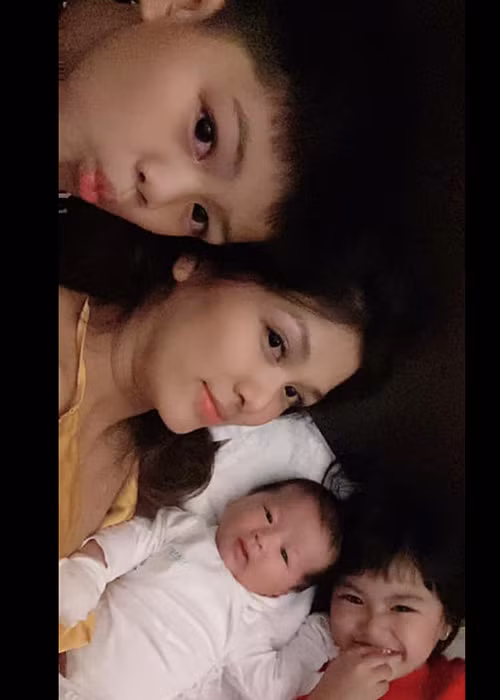 Người đẹp sinh năm 1986 hài hước nói cô dành cả thanh xuân để làm vú em.