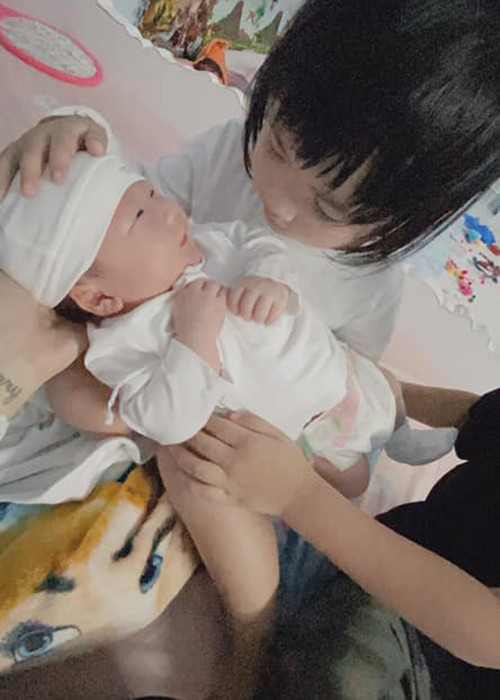 Oanh Yến và bạn trai đã thuê người giúp việc để chăm sóc các con.