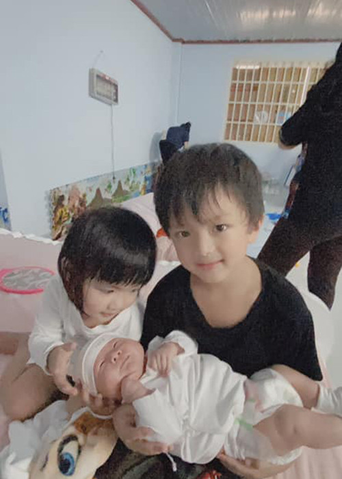 Các nhóc tì nhà Oanh Yến cách nhau chỉ 1-2 tuổi và đang trong giai đoạn tò mò, hiếu động nên việc chăm sóc khá khó khăn vất vả.