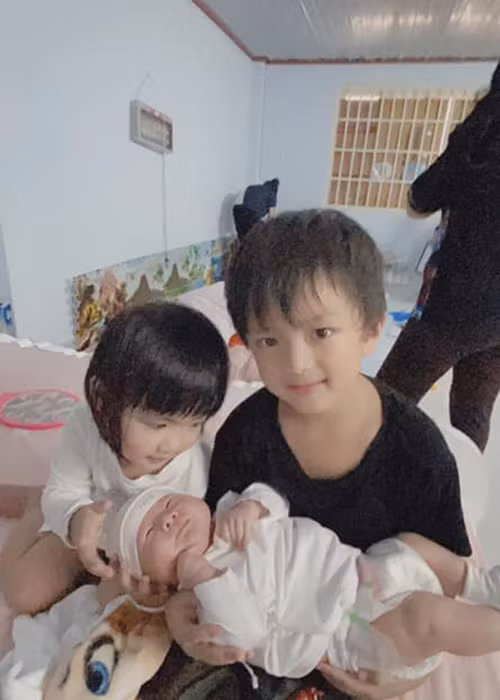 Các nhóc tì nhà Oanh Yến cách nhau chỉ 1-2 tuổi và đang trong giai đoạn tò mò, hiếu động nên việc chăm sóc khá khó khăn vất vả.