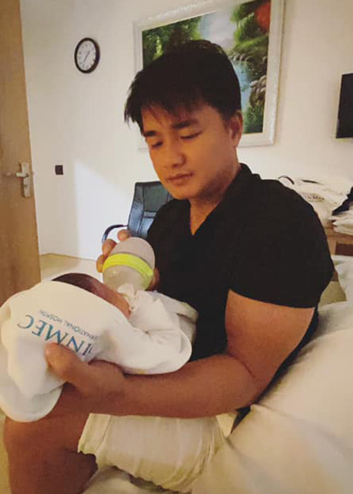 Hình ảnh bạn trai của Oanh Yến cho con trai mới sinh bú sữa.