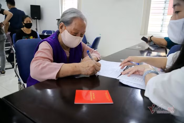 Hang tram nghin nguoi Ha Noi nhan ho tro tu goi 62.000 ty dong-Hinh-2