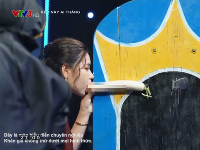 Tháng 3/2020, chương trình "Kèo này ai thắng" để lọt những cảnh quay thô thiển khiến nhiều khán giả bức xúc. Cụ thể, trong phần thử thách phóng dao cắt đôi củ cải của thí sinh Hoàng Khang, một mẫu nữ được sắp xếp đứng dùng tay và miệng giữ củ cải trắng.