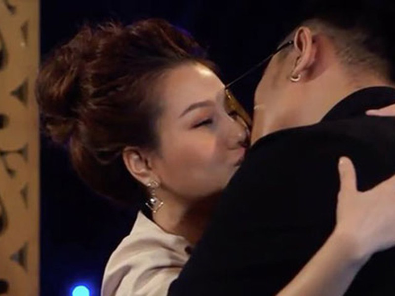 “Lựa chọn của trái tim” bị phản ứng dữ dội vì ngập tràn những nụ hôn phản cảm ngay lần đầu gặp giữa các người chơi. Ví như, nụ hôn sâu giữa hot girl Mon 2K và ảo thuật gia Trần Nguyên sau khi gỡ mặt nạ khiến người xem truyền hình phải đỏ mặt.