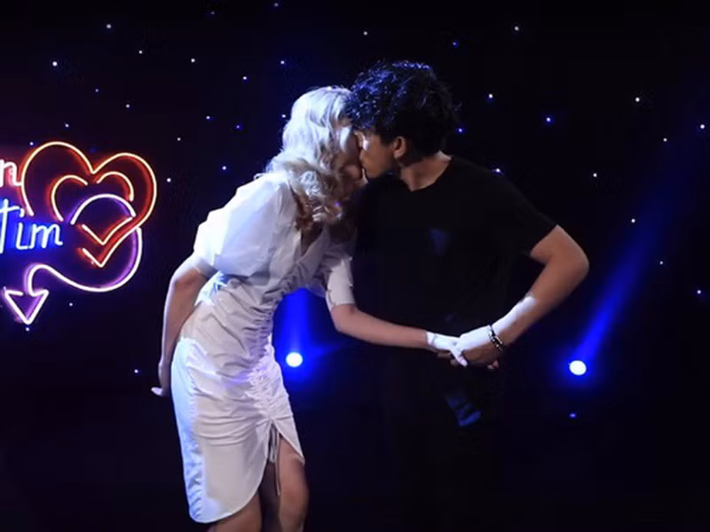 Khán giả “Lựa chọn của trái tim” cũng khó chịu khi phải chứng kiến nụ hôn cuồng nhiệt giữa người mẫu Châu Nguyễn và chàng Việt kiều ở màn lộ diện hay người mẫu Duy Minh chủ động hôn môi cô gái bán trà sau khi gỡ mặt nạ.