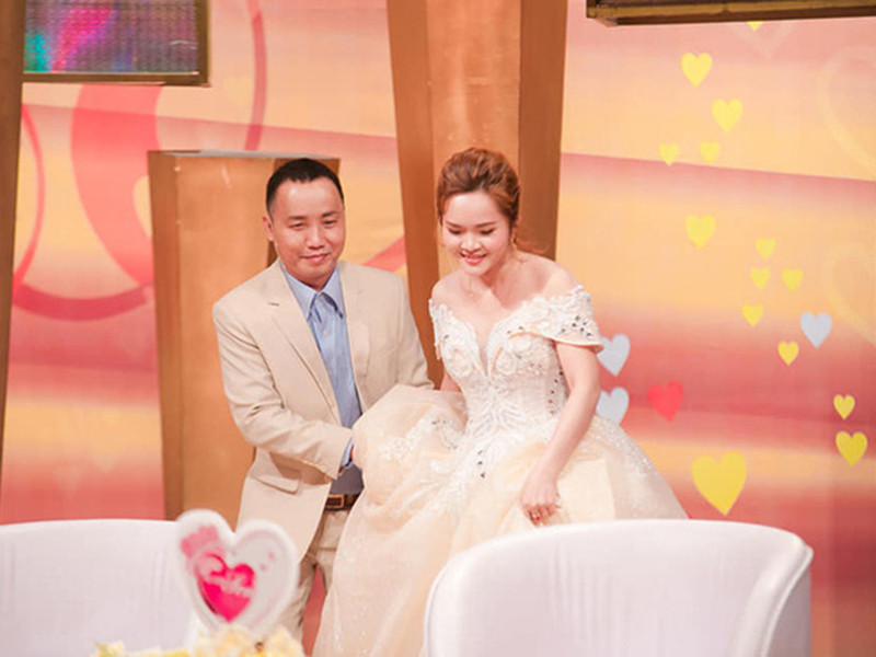 “ Vợ chồng son” là gameshow mới nhất bị tố phản cảm. Nhiều khán giả bức xúc việc chương trình liên tục đặt tiêu đề nhạy cảm đồng thời khai thác quá đà đời sống tình dục của các cặp đôi khách mời. Làn sóng chỉ trích lên cao khi chương trình lên sóng cặp đôi bố và con nuôi cùng câu chuyện giường chiếu.