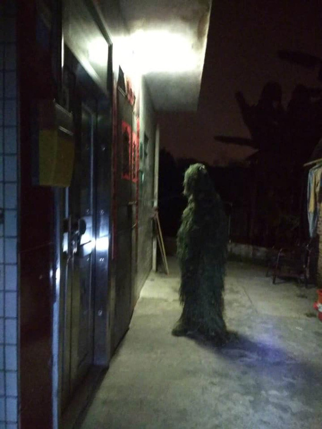 Áo Ghillie, hay còn có một cách gọi đơn giản khác theo phía game thủ là 'áo lá' - bộ áo hiếm có bậc nhất trong game, đặc biệt hiệu quả trong các bụi cây lớn để che hầu hết người chơi. Thế nhưng hãy nhìn anh thanh niên này xem, trông có ngầu chút nào không hay lại giống như 'phường lục lâm thảo khấu'. Thế mới nói giữa trong game và thực tế là một khoảng cách vô cùng vô tận. Hiệu quả ngụy trang của bộ đồ này có lẽ không cần phải bàn, trông anh chàng quả thật rất giống như bụi cây cỏ ven đường. Nhưng tính tấu hài thì cũng càng không phải bàn cãi! Rất nhiều cư dân mạng sau khi chứng kiến bức hình này đều... ôm tim vì giật mình. Thậm chí, họ càng khẳng định ban đêm mà đi gặp ai mặc đồ dị như này chắc co giò mà bỏ chạy. Bộ đồ ngụy trang trong game hiếm có khó tìm thế nào chẳng rõ nhưng thực tế thì khó nói nên lời!