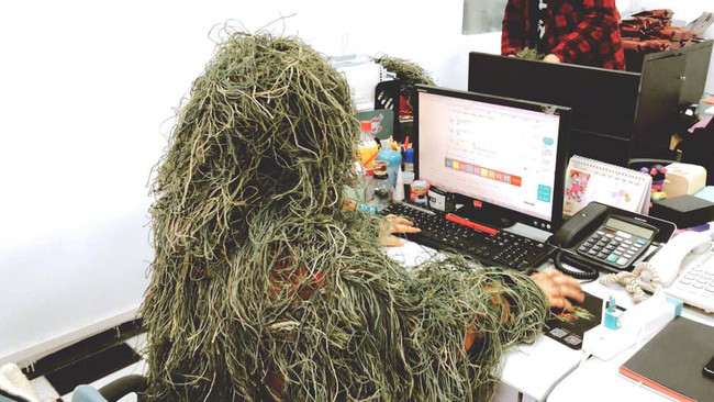 Thậm chí tới văn phòng làm việc chàng ta vẫn dũng cảm diện bộ đồ ngụy trang. Chẳng biết dùng từ gì để so sánh nữa, nhưng hình ảnh này quả thật gây cười. Đồng nghiệp xung quanh không trêu chọc mới lạ đấy! Những hình ảnh này sau khi đăng tải đã thu hút hàng chục nghìn lượt tương tác. Nhiều người phì cười đưa ra nhận xét: 'Y như hình, nhìn không nhận ra luôn á', 'Nhìn như cây lau nhà', 'Bộ đồ ẩn thân này có trốn được deadline không thì mua về mặc', 'Tôn Ngộ Không phiên bản ít lông à?', 'Thật cạn lời luôn ấy, nhưng hài hước thật sự'... Có thể bộ đồ này với các game thủ có ý nghĩa nhưng quả thật không phải cái gì từ game ra cũng có tính ứng dụng cao. Và như bộ đồ ngụy trang này thì đúng là một bầu trời tấu hài!