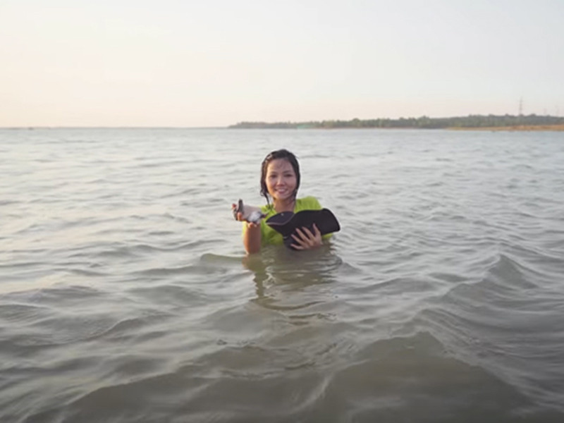 Hình ảnh H’hen Niê mò trai ở sông trong vài tiếng đồng hồ khiến nhiều khán giả trong nước và quốc tế thích thú, bởi hiếm có nàng hoa hậu nào lại dám có hành động này. Ảnh: Công lý