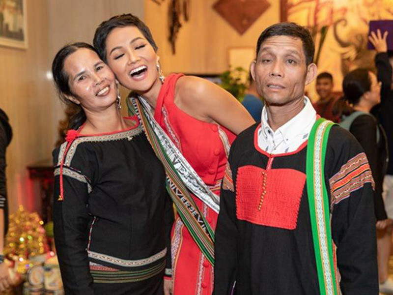 H’hen Niê từng suýt phải lấy chồng năm 14 tuổi theo ý muốn của gia đình nhưng cuối cùng nàng hoa hậu đã quyết định chọn con đường học vấn. Ảnh: Eva