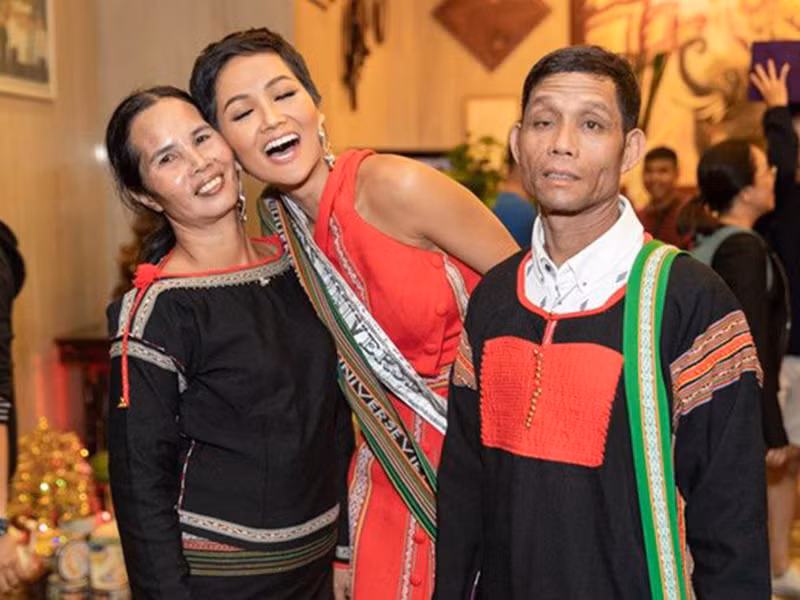 H’hen Niê từng suýt phải lấy chồng năm 14 tuổi theo ý muốn của gia đình nhưng cuối cùng nàng hoa hậu đã quyết định chọn con đường học vấn. Ảnh: Eva