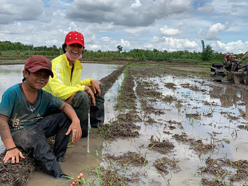 H’hen Niê vốn không ngại bất kỳ công việc tay chân nào dù đã nổi tiếng. Có lần về quê, chân dài xỏ dép tổ ong ra đồng làm ruộng.