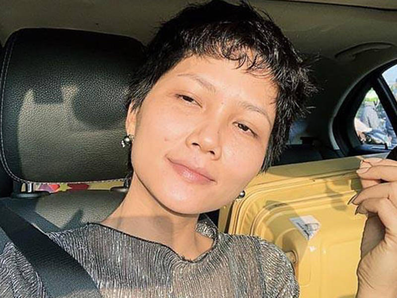 Top 5 Hoa hậu Hoàn vũ Thế giới 2018 từng tâm sự, cô không tự tin khi để mặt mộc ra phố. Tuy nhiên, H’hen Niê không e dè việc chia sẻ hình ảnh không son phấn, có những khuyết điểm trên mạng xã hội.