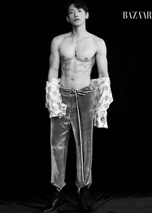 Mới đây, "ông hoàng vũ đạo" gây chú ý khi khoe body cực phẩm trong loạt ảnh tạp chí.