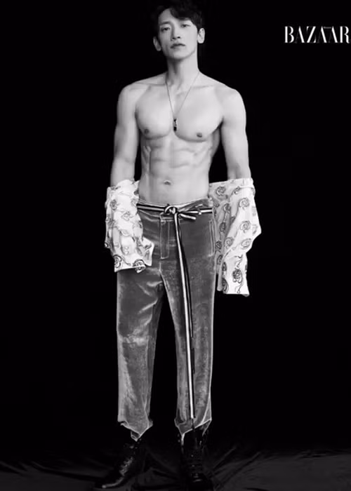 Mới đây, "ông hoàng vũ đạo" gây chú ý khi khoe body cực phẩm trong loạt ảnh tạp chí.