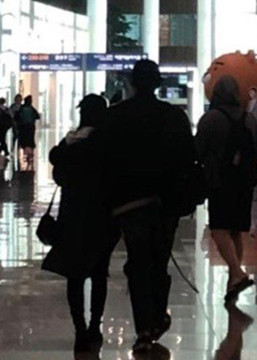 Hình ảnh Bi Rain ân cần chăm sóc Kim Tae Hee khi cô mang bầu lần 2.