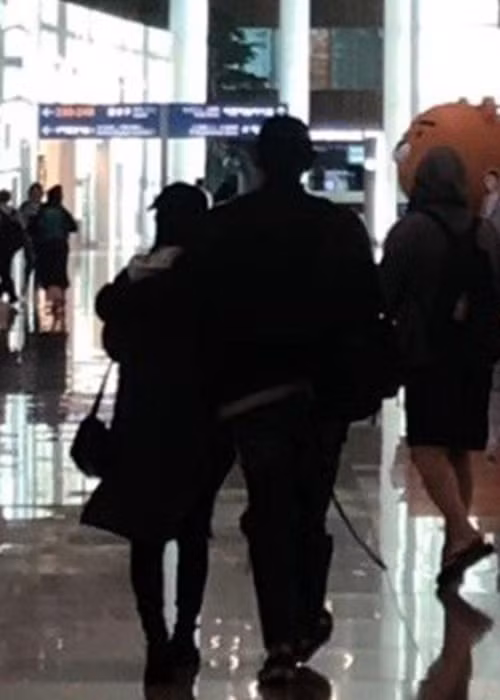 Hình ảnh Bi Rain ân cần chăm sóc Kim Tae Hee khi cô mang bầu lần 2.