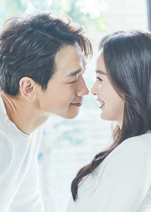 Khi chưa kết hôn, mỗi năm, Kim Tae Hee kiếm được 10 tỷ won (191 tỷ đồng) nhờ đóng phim và các hợp đồng quảng cáo, đi sự kiện.