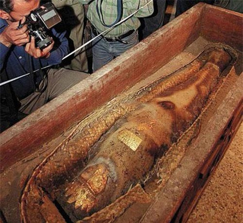  3. Xác ướp công chúa Ba Tư: Vào ngày 19/10/2000, chính quyền Balochistan, Pakistan nhận được tin báo về một người đàn ông có tên Ali Aqbar và một cuốn băng video cho thấy một xác ướp có từ thời cổ đại. Xác ướp này đang được rao bán ở thị trường chợ đen với giá 20 triệu USD. Sau khi bị bắt giữ, Aqbar đã dẫn cảnh sát đến nhà của Wali Mohammed Reeki ở Kharan, gần biên giới với Afghanistan. Khi đó, Reeki khai với cảnh sát rằng, ông có được xác ướp trên từ một người đàn ông Iran Sharif Shah Bakhi. Bakhi đã tìm thấy nó sau khi xảy ra một trận động đất gần Quetta. Trong một cuộc họp báo ngày 26/10/2000, các nhà khảo cổ học thuộc Đại học Quaid-e-Azam ở Islamabad đã thông báo rằng xác ướp trên có khả năng là thi hài của một công chúa sống vào khoảng năm 600 trước công nguyên. Xác ướp trên được chôn cất trong một chiếc quan tài bằng gỗ, trên đầu gắn miện vàng, in hình bảy cây bách, biểu tượng của Thủ đô Hamadan, Ba Tư cổ đại (Iran). Trên ngực xác ướp đeo một chiếc khánh vàng với dòng chữ: “Tôi, con gái của Xerxes, vị Hoàng đế vĩ đại. Tôi là Ruduamna”. Khi đó, xác ướp công chúa Ba Tư được coi là một phát hiện khảo cổ lớn. Chính phủ Iran lẫn Pakistan đều tranh giành nhau quyền sở hữu xác ướp đặc biệt này. Kể từ khi phát hiện xác ướp công chúa Ba Tư, nhiều nhà khảo cổ học đã lao vào điều tra, tìm hiểu. Họ nhanh chóng phát hiện ra những dòng chữ khắc trên khánh đeo cổ của Công chúa Ruduamna bị viết sai ngữ pháp. Giáo sư Pakistan Ahmad Dani nghiên cứu xác ướp trên và chỉ ra rằng, thi thể đó không nhiều tuổi như chiếc quan tài. Từ đó, ông đưa ra kết luận, đó không phải là xác ướp công chúa Ba Tư mà chỉ là thi thể của một người phụ nữ hiện đại tầm 21-25 tuổi. Người này qua đời khoảng năm 1996 và bị hung khí không sắc nhọn lắm đâm vào cổ dẫn đến mất mạng. Đến ngày 5/8/2005, người ta thông báo rằng, thi thể trên sẽ được chôn cất. Tuy nhiên, đến năm 2011, xác ướp giả mạo công chúa Ba Tư vẫn chưa được mai táng do sự chậm trễ và quan liêu của cơ quan chức năng.