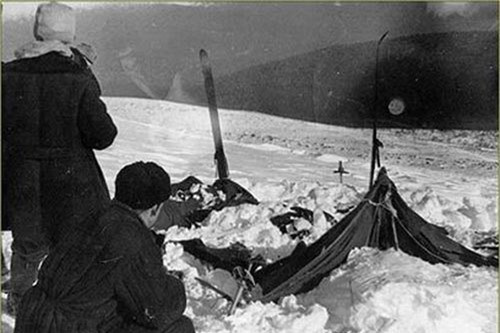  4. Cái chết của 9 nhà khoa học Nga tại dãy núi Ural: Ngày 2/2/1959, cả 9 nhà khoa học đã bỏ mạng sau khi leo lên "ngọn núi chết" Ural, Nga. Khám nghiệm tử thi cho thấy, tất cả các lều đều bị mở ra, cơ thể không hề có dấu hiệu của sự kháng cự nhưng trên hộp sọ có một vết nứt, hai xương sườn bị gãy còn lưỡi của các nhà leo núi thì biến mất. Căn lều của họ được tìm thấy bị xé rách từ bên trong, một nửa chìm trong tuyết với tư trang và giày dép của các bạn trẻ. Hai cái xác đầu tiên được phát hiện ngoài bìa rừng, chân trần và chỉ mặc đồ lót. Ba cái xác tiếp theo cũng trong tình trạng tương tự. Hai tháng sau, những cái xác còn lại cũng được tìm thấy vùi trong tuyết, cách nạn nhân đầu tiên 75 mét. Có bốn sinh viên bị thương nặng bên trong, gãy xương sườn và nứt sọ. Một trong số đó, bị mất lưỡi. Một điều kì lạ là không hề có dấu hiệu giằng co hay vết thương ngoài. Bốn nạn nhân cuối được mặc quần áo của người khác và có mức phóng xạ cao. Những giả thuyết được đưa ra là tuyết lở, người ngoài hành tin tấn công và thử nghiệm của quân đội. Vụ việc này mãi đến năm 1990 mới được khép lại, khi có những người leo núi khác cũng thời điểm đó cho biết có thấy những quả bóng màu cam trên bầu trời đêm đó.