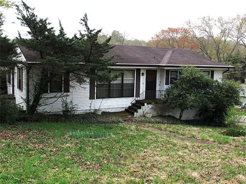  6. Cặp song sinh được phát hiện đã chết tại nhà từ 3 năm trước: Các nhà điều tra vẫn đang chờ kết quả phân tích độc tố, để xác định nguyên nhân tử vong của hai người đàn ông 63 tuổi, theo một thông cáo báo chí từ Sở Cảnh Sát Chattanooga. Không có dấu hiệu đáng nghi trong vụ án, và cảnh sát nói rằng không có bằng chứng cho thấy hai anh em này chết là do bị sát hại. Cảnh sát đã từng đến ngôi nhà này vào năm 2011 cùng với 1 thân nhân của 2 nạn nhân, và cho rằng vào thời điểm ấy căn nhà đã bị bỏ trống. Trong chuyến đi này, họ tìm thấy 1 thông báo của bưu điện, nói rằng việc phát thư đến địa chỉ ấy đã chấm dứt. Các nhân viên cảnh sát cũng không phát hiện mùi gì lạ, hay dấu hiệu của việc đột nhập, hoặc các hoạt động khả nghi khác, để họ có thể xin lệnh lục soát ngôi nhà. Vào khi đó, thân nhân của 2 anh em này cho rằng có thể họ đã dọn đi nơi khác mà không cho ai hay biết. Những người hàng xóm nói rằng họ không nghi ngờ bất cứ điều gì, bởi vì cỏ trong sân nhà vẫn được cắt và hộp thư không bị tràn ra ngoài. Các nhà điều tra tin rằng cặp song sinh này đã chết trong năm 2011, căn cứ theo tình trạng thi thể. Cảnh sát tìm thấy một tờ biên lai có ghi ngày tháng bên cạnh những lon soda chưa khui.