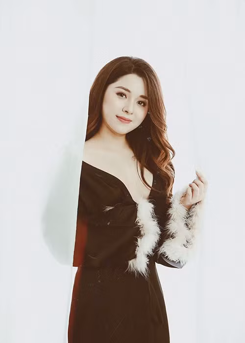 Nữ MC sở hữu nhan sắc xinh đẹp.