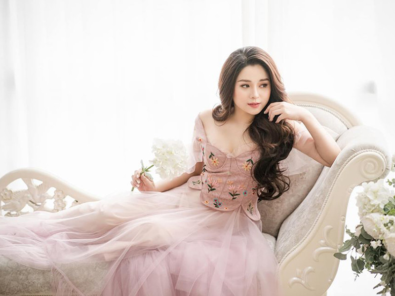 Diệu Linh tốt nghiệp chuyên ngành Quản trị Kinh doanh Tổng hợp - Đại học Kinh tế quốc dân Hà Nội, sau đó bén duyên với nghề MC, biên tập viên truyền hình.