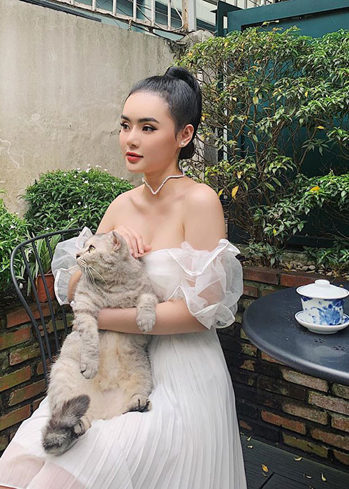 Ngoài thân hình gợi cảm, gương mặt của Phương Trang cũng gây ấn tượng hơn.