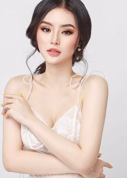 Phương Tranh kinh doanh đồng thời thiết kế thời trang.