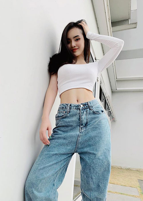 Không ít lần, Angela Phương Trinh mặc đồ do em gái Phương Trang thiết kế.