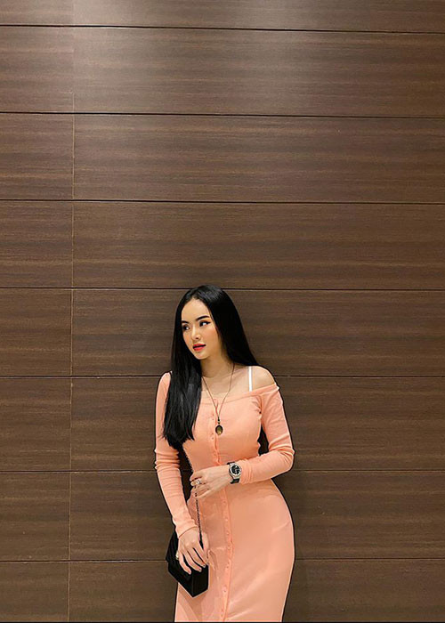 Giống Phương Trang, Angela Phương Trinh cũng phát nguyện ăn chay trọn đời.