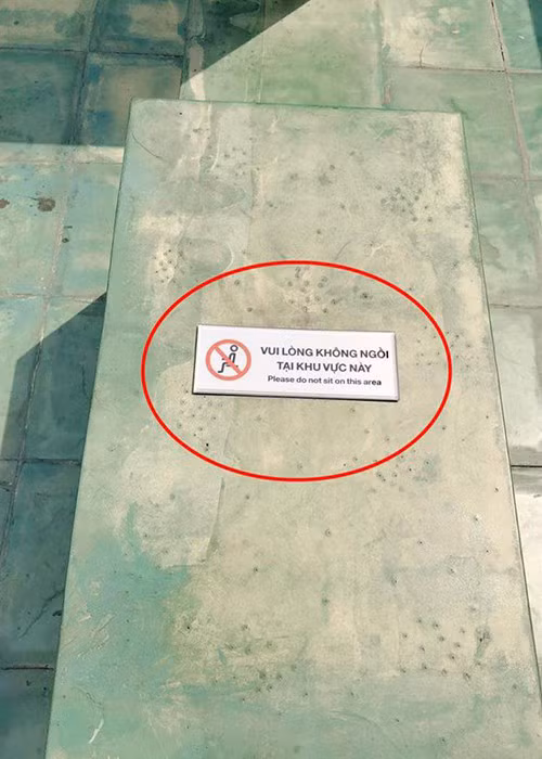 Một số cư dân mạng cho biết chỗ nàng ngọc nữ ngồi có dán tấm bảng không được ngồi. Về phía mình, Tăng Thanh Hà chọn cách giữ im lặng. Ảnh: Vietnamnet