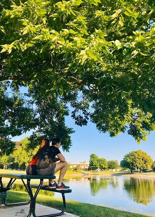 Hồ Ngọc Hà - Kim Lý từng gây tranh cãi khi ngồi lên bàn và đặt chân lên ghế nơi công cộng.