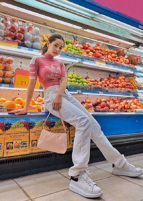 Vì hành động ngồi lên túi đựng hoa quả ở siêu thị, hot girl Chi Pu cũng bị cư dân mạng chỉ trích là kém duyên, bất lịch sự.