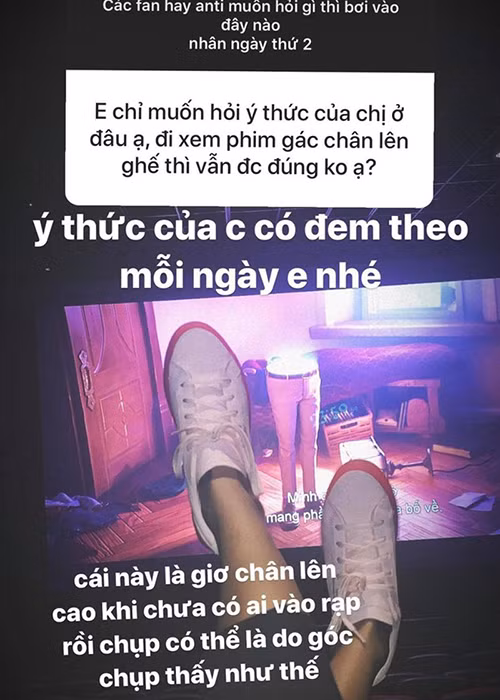 Phản hồi về hình ảnh gây tranh cãi, Mâu Thủy nói: "Cái này là giơ chân lên cao khi chưa có ai vào rạp, rồi chụp. Có thể do góc chụp nên thấy thế. Chứ gác chân vậy mình coi phim kiểu gì".