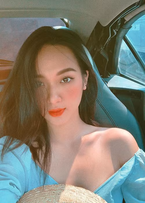 Trên trang cá nhân, Thúy Quỳnh thường xuyên đăng ảnh gợi cảm hút mắt.