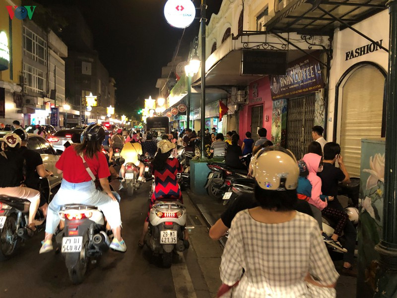 Bên cạnh đó, tình trạng ùn tắc trong buổi tối hôm nay khiến cho các phương tiện gặp khó khăn trong việc di chuyển trên nhiều con phố thuộc quận Hoàn Kiếm (Hà Nội).