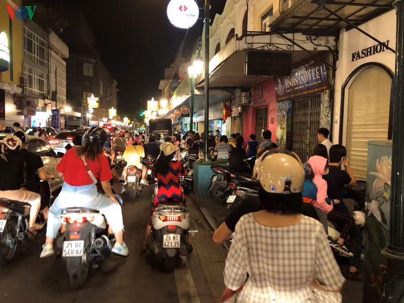 Bên cạnh đó, tình trạng ùn tắc trong buổi tối hôm nay khiến cho các phương tiện gặp khó khăn trong việc di chuyển trên nhiều con phố thuộc quận Hoàn Kiếm (Hà Nội).