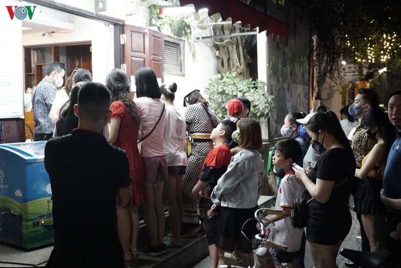 Người dân đứng xếp hàng san sát để mua kem, một số không đeo khẩu trang phớt lờ những khuyến cáo về phòng chống dịch bệnh.