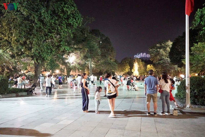 Còn tại công viên Lý Thái Tổ, lượng lớn người dân tới đây trong ngày kỷ niệm giải phóng miền Nam, thống nhất đất nước (30/4) và Quốc tế Lao động (1/5).