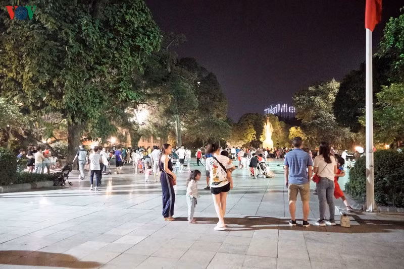 Còn tại công viên Lý Thái Tổ, lượng lớn người dân tới đây trong ngày kỷ niệm giải phóng miền Nam, thống nhất đất nước (30/4) và Quốc tế Lao động (1/5).