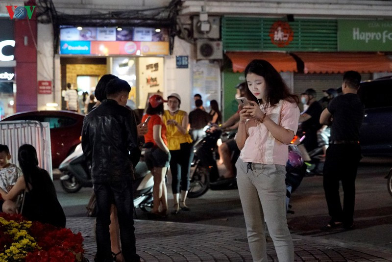 Ở khu vực Quảng trường Đông Kinh Nghĩa Thục có rất nhiều người nhưng chỉ số ít đeo khẩu trang.