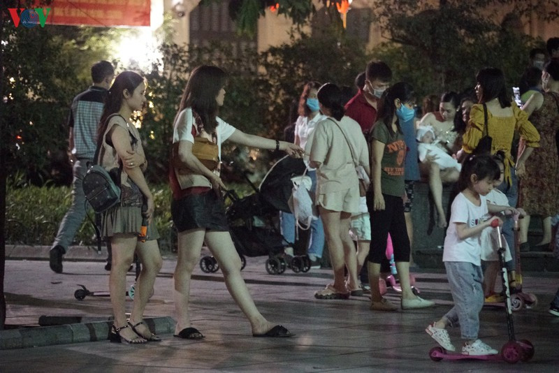 Người dân tập trung thành nhiều nhóm nhỏ, vô tư tiếp xúc không khẩu trang. Rất nhiều người không ý thức được rằng cả nước vẫn đang phải gồng mình phòng chống dịch Covid-19.