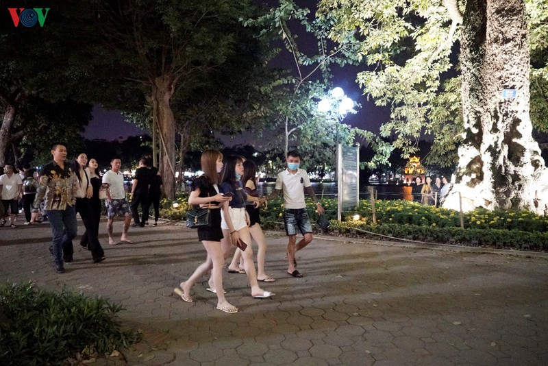 Cảnh tượng người dân đi bộ quanh hồ Hoàn Kiếm không sử dụng khẩu trang hay kéo khẩu trang xuống trở thành hình ảnh phổ biến trong những ngày này.