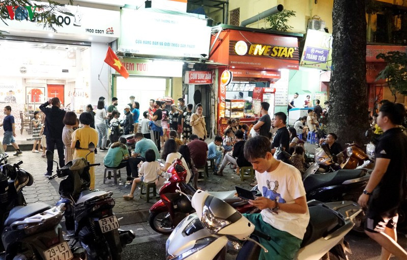 Một cửa hàng trên phố Ngô Quyền, người dân ra/vào tấp nập, đông đúc và nhiều người quên đeo khẩu trang.