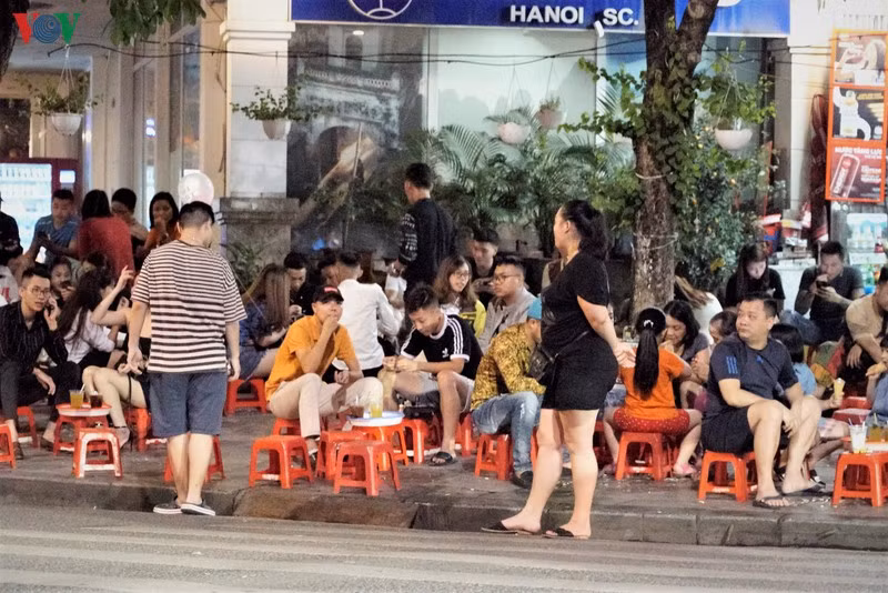 Rất nhiều hàng quán trà chanh trên địa bàn quận Hoàn Kiếm đã mở ra dù vẫn nằm trong danh sách chưa được phép hoạt động trở lại.