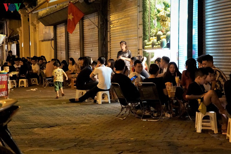Một số hàng quán bán cà phê, nước giải khát lấn cả vỉa hè để phục vụ một lượng khách khá lớn.